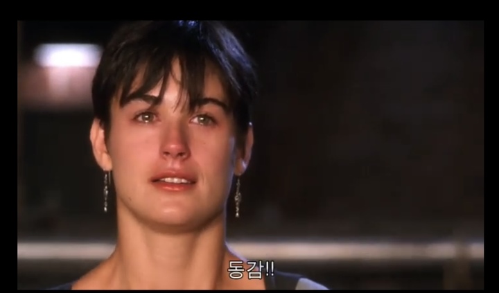 [서울=뉴시스] 영화 '사랑과 영혼'(1990·Ghost)에서 자신을 사랑한다고 말하는 '샘'에게 몰리가 '디토(ditto)'라고 응답하는 장면. 2023.03.02. (사진 = 유튜브 캡처) photo@newsis.com *재판매 및 DB 금지