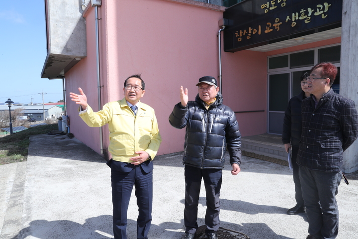 [제주=뉴시스] 우장호 기자 = 강병삼(왼쪽) 제주시장이 2일 오후 제주시 명도암 농촌체험휴양마을을 방문해 관계자들과 현장 운영 상황을 살펴보고 있다. (사진=제주시 제공) 2023.03.02. woo1223@newsis.com *재판매 및 DB 금지