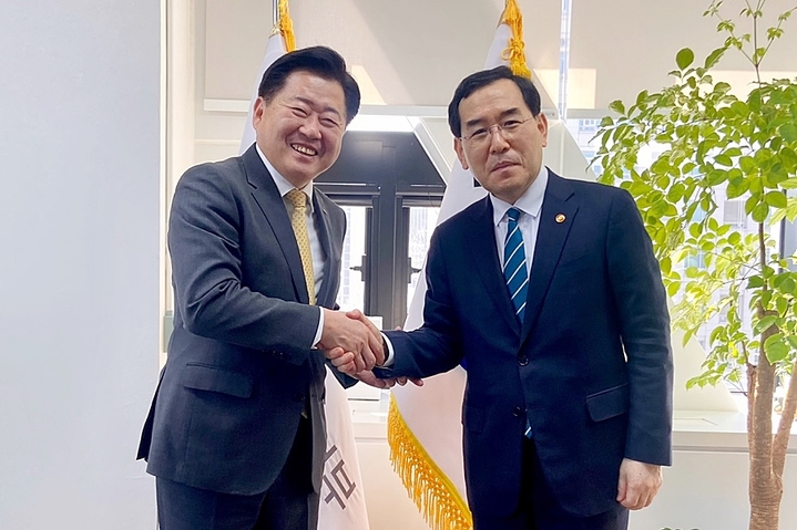 [제주=뉴시스] 2일 정부서울청사에서 정부서울청사에서 면담을 가진 오영훈 제주도지사와 이창양 산업통상자원부 장관이 기념 촬영을 하고 있다. (사진=제주도 제공) 2023.03.02. photo@newsis.com *재판매 및 DB 금지