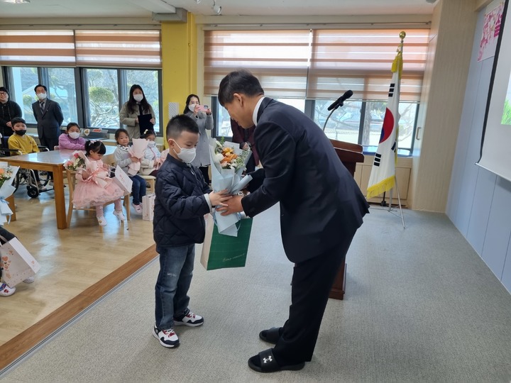 [영동=뉴시스] 안성수 기자 = 충북 영동군 심천초등학교 입학식에서 김재현 교장에 신입생에게 꽃다발을 전달하고 있다. (사진=영동교육지원청 제공) 2023.23.2. photo@newsis.com *재판매 및 DB 금지