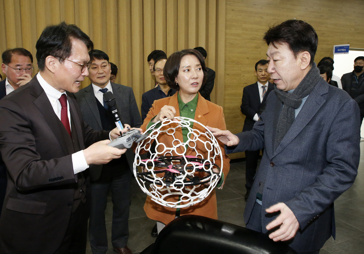 [전주=뉴시스]최정규 기자 = 이영 중소벤처기업부 장관이 전북 전주시 팔복동 첨단벤처단지를 방문했다. 2023.03.02 *재판매 및 DB 금지