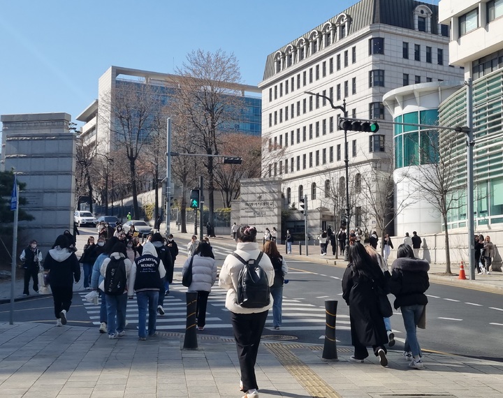 [서울=뉴시스] 전재훈 기자 = 2일 개강을 맞이한 서울 용산구 숙대 정문. 2023.03.02. kez@newsis.com *재판매 및 DB 금지