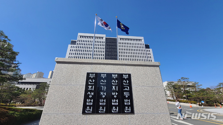 "날벼락"…지팡이로 차 2대 잇달아 내려쳐 파손, 70대 집유