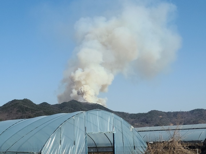 [대구=뉴시스] 경북 김천과 성주에서 원인을 알 수 없는 산불이 발생해 소방당국이 진화에 나섰다. (사진 = 경북소방본부 제공) 2023.03.02. photo@newsis.com  *재판매 및 DB 금지