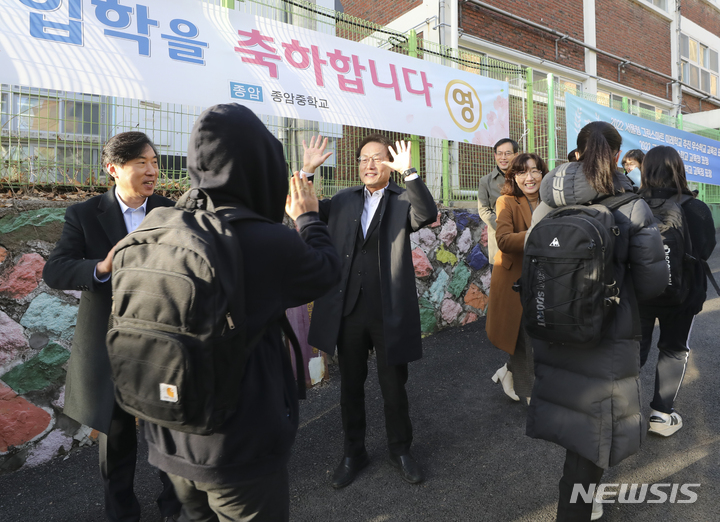 [서울=뉴시스] 김근수 기자 = 조희연 서울시교육감이 2일 오전 서울 성북구 종암중학교에서 등교하는 학생들과 인사를 나누고 있다. 2023.03.02. ks@newsis.com