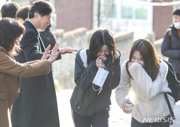 [서울=뉴시스] 김근수 기자 = 전국 초·중·고등학교가 4년 만에 실내 마스크 착용 의무 없이 새 학기를 시작하는 2일 오전 서울 성북구 종암중학교에서 학생들이 등교 하고 있다. 2023.03.02. ks@newsis.com