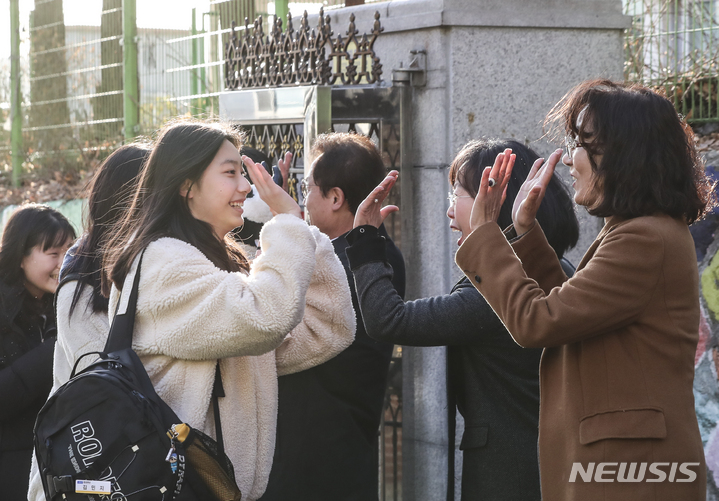 [서울=뉴시스] 전국 초·중·고등학교가 4년 만에 실내 마스크 착용 의무 없이 새 학기를 시작하는 지난 3월2일 오전 서울 성북구 종암중학교에서 학생들이 등교 하고 있다. (사진=뉴시스DB). 2023.05.28. photo@newsis.com