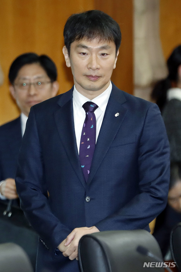 [서울=뉴시스] 최동준 기자 = 이복현 금융감독원 원장이 2일 서울 영등포구 금융투자협회에서 열린 증권사 CEO와 간담회에 참석하고 있다. 2023.03.02. photocdj@newsis.com