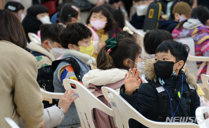 [전주=뉴시스] 김얼 기자 = 2023학년도 초등학교 입학식이 열린 2일 전북 전주시 전주대정초등학교에서 1학년 학생들이 입학식을 갖고 있다. 2023.03.02. pmkeul@newsis.com