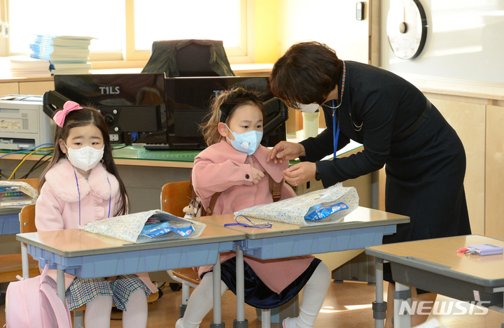 [울산=뉴시스] 배병수 기자 = 2일 오전 울산 중구 울산초등학교에서 1학년 학생들이 입학식에서 교사와 인사를 나누고 있다. 2023.03.02. bbs@newsis.com.