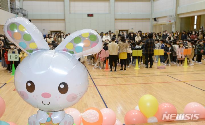 [울산=뉴시스] 배병수 기자 = 2일 오전 울산 중구 울산초등학교에서 1학년 학생들이 입학식을 갖고 있다. 2023.03.02. bbs@newsis.com.