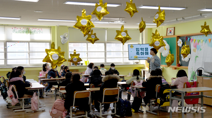 [광주=뉴시스] 류형근 기자 = 2일 오전 광주 동구 동산초등학교 1학년 교실에서 입학을 한 신입생이 첫 수업을 하고 있다. 2023.03.02. hgryu77@newsis.com