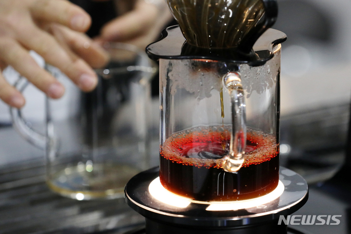 [서울=뉴시스] 조성우 기자 = ﻿﻿﻿﻿커피를 마시면 그렇지 않은 날보다 하루 평균 1000보를 더 많이 걷게 돼 커피를 마시는 것이 건강과 운동 목표 달성에 도움이 될 수 있다는 연구 결과가 나왔다. 2023.03.02. xconfind@newsis.com