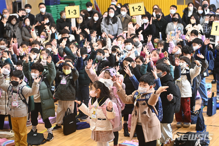 [수원=뉴시스] 김종택 기자 = 지난 3월2일 오전 경기도 수원시 팔달구 매여울초등학교에서 열린 입학식에서 신입생들이 선생님과 반갑게 인사하고 있는 모습. 2023.03.02. jtk@newsis.com