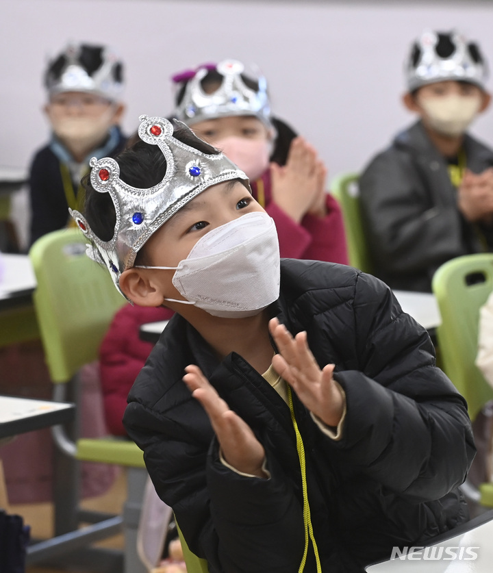 [수원=뉴시스] 김종택 기자 = 2일 오전 경기도 수원시 팔달구 매여울초등학교 1학년 교실에서 열린 입학식에서 왕관을 쓴 신입생들이 선생님과 반갑게 인사하고 있다. 2023.03.02. jtk@newsis.com