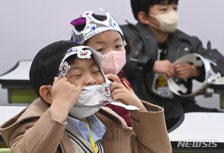 [수원=뉴시스] 김종택 기자 = 2일 오전 경기도 수원시 팔달구 매여울초등학교 1학년 교실에서 열린 입학식에서 신입생들이 왕관을 쓰고 있다. 2023.03.02. jtk@newsis.com