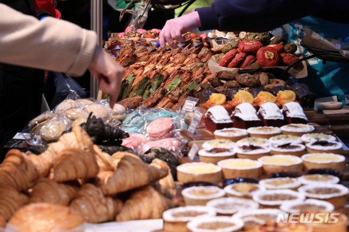 [서울=뉴시스] 조성우 기자 = 서울 강남구 세텍에서 열린 2023 카페&베이커리페어에 다양한 종류의 빵이 진열돼 있다. 2023.03.02. xconfind@newsis.com