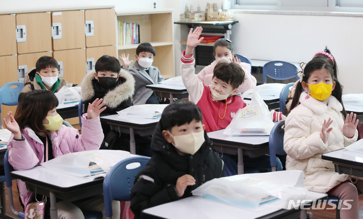 [서울=뉴시스] 김진아 기자 = 지난해 3월2일 오전 서울 강동구 강빛초등학교에서 신입생 어린이들이 입학식을 마친 후 교실에서 친구들과 인사를 하고 있다. 2023.03.02. bluesoda@newsis.com