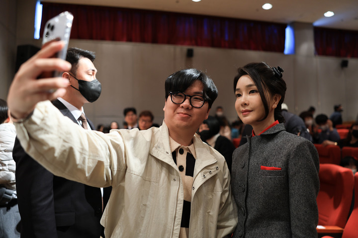 [서울=뉴시스] 윤석열 대통령 부인 김건희 여사가 2일 서울 종로구 서울맹학교에서 열린 입학식에 참석해 기념촬영을 하고 있다. (사진=대통령실 제공) 2023.03.02. photo@newsis.com *재판매 및 DB 금지