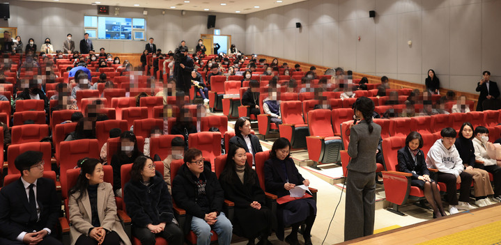 [서울=뉴시스] 윤석열 대통령 부인 김건희 여사가 2일 서울 종로구 서울맹학교에서 열린 입학식에 참석해 격려사를 하고 있다. (사진=대통령실 제공) 2023.03.02. photo@newsis.com *재판매 및 DB 금지