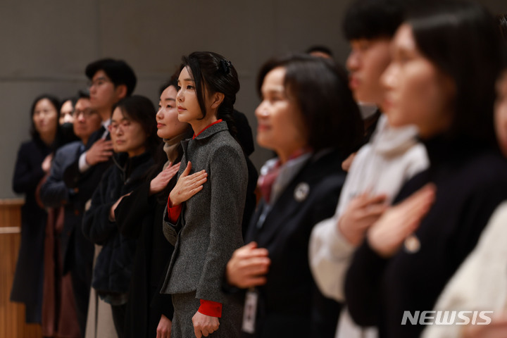 [서울=뉴시스] 윤석열 대통령 부인 김건희 여사가 2일 서울 종로구 서울맹학교에서 열린 입학식에 참석해 국기에 경례하고 있다. (사진=대통령실 제공) 2023.03.02. photo@newsis.com