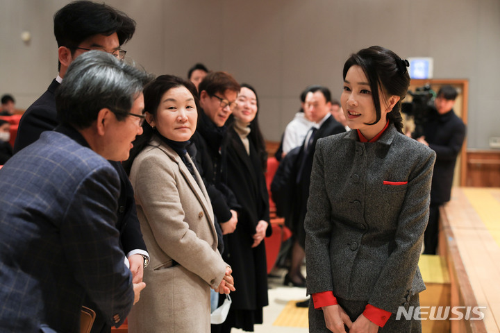 [서울=뉴시스] 윤석열 대통령 부인 김건희 여사가 지난 2일 서울 종로구 서울맹학교에서 열린 입학식에 참석해 교사들과 인사하고 있다. (사진=대통령실 제공) 2023.03.02. photo@newsis.com