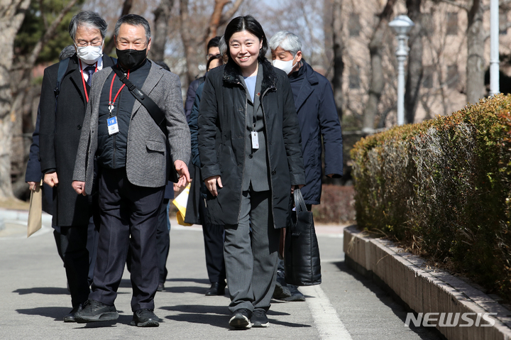 [과천=뉴시스] 조성우 기자 = 임은정 대구지검 중요경제범죄조사단 부장검사가 2일 오후 경기도 과천시 정부과천청사 법무부에서 열린 검사적격심사위원회에 특별변호인단과 함께 출석하고 있다. 2023.03.02. xconfind@newsis.com