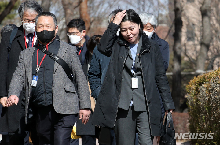 [과천=뉴시스] 조성우 기자 = 임은정 대구지검 중요경제범죄조사단 부장검사가 2일 오후 경기도 과천시 정부과천청사 법무부에서 열린 검사적격심사위원회에 특별변호인단과 함께 출석하고 있다. 2023.03.02. xconfind@newsis.com