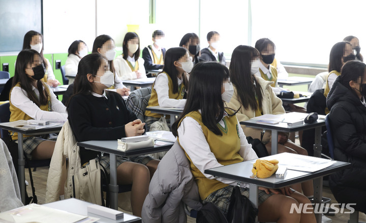 [서울=뉴시스] 최진석 기자 = ADHD는 조기에 발견해 잘 치료하지 않으면 성인이 되어서도 증상이 지속돼 사회생활에 어려움을 겪을 수 있다. 하지만 단순히 성적 향상을 위해 ADHD 치료제를 오남용할 경우 오히려 심각한 부작용을 겪을 수 있다. (공동취재사진) 2023.03.17. photo@newsis.com