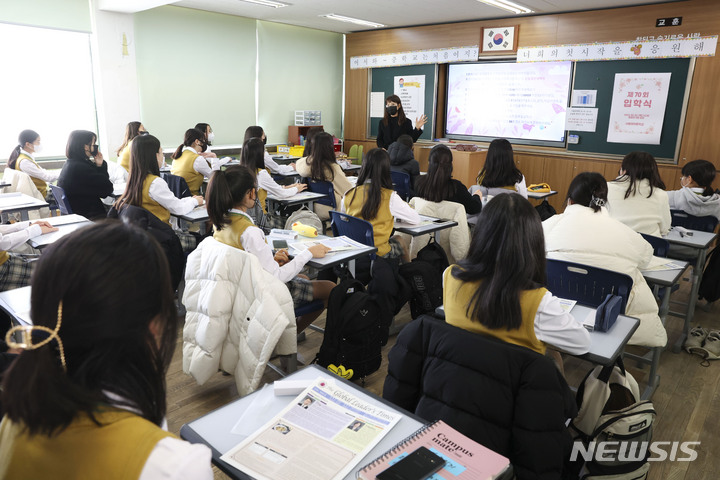 [서울=뉴시스] 서울 마포구 서울여자중학교 교실에서 학생들이 담임교사의 설명을 듣고 있다. (사진=뉴시스 DB). photo@newsis.com