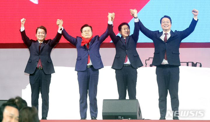 [고양=뉴시스] 전진환 기자 = 안철수(왼쪽부터), 황교안, 김기현, 천하람 국민의힘 당 대표 후보들이 2일 오후 경기도 고양시 고양체육관에서 열린 3·8 전당대회 서울·인천·경기 합동연설회에서 손을 잡고 인사하고 있다. 2022.03.02. amin2@newsis.com