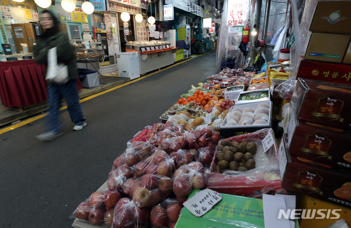 [서울=뉴시스] 서울 시내 한 전통시장이 한산한 모습을 보이고 있다. (사진=뉴시스DB. 기사와 관련이 없습니다.) photo@newsis.com