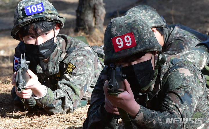 [경산=뉴시스] 이무열 기자 = 코로나19로 중단됐던 예비군 훈련이 4년 만에 정상화된 2일 오후 경북 경산시 예비군훈련장에서 예비군들이 수색정착 훈련을 하고 있다. 2023.03.02. lmy@newsis.com