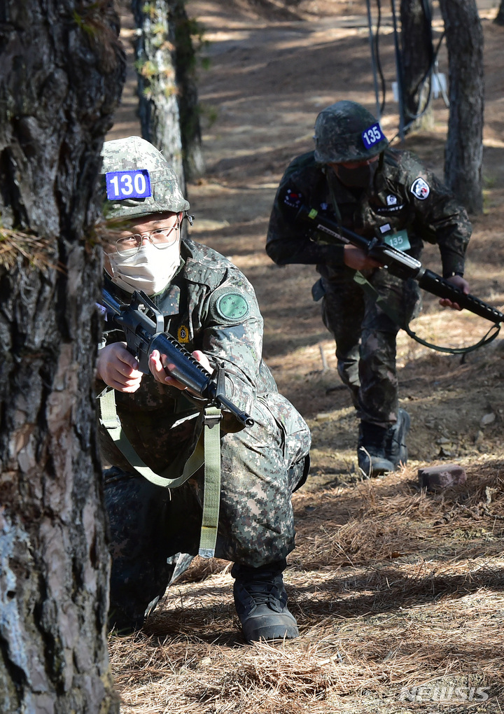 [경산=뉴시스] 이무열 기자 = 코로나19로 중단됐던 예비군 훈련이 4년 만에 정상화된 2일 오후 경북 경산시 예비군훈련장에서 예비군들이 수색정착 훈련을 하고 있다. 2023.03.02. lmy@newsis.com