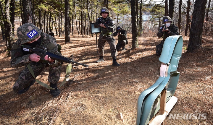 [경산=뉴시스] 이무열 기자 = 코로나19로 중단됐던 예비군 훈련이 4년 만에 정상화된 2일 오후 경북 경산시 예비군훈련장에서 예비군들이 수색정착 훈련을 하고 있다. 2023.03.02. lmy@newsis.com