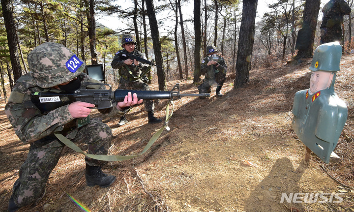 [경산=뉴시스] 이무열 기자 = 코로나19로 중단됐던 예비군 훈련이 4년 만에 정상화된 2일 오후 경북 경산시 예비군훈련장에서 예비군들이 수색정착 훈련을 하고 있다. 2023.03.02. lmy@newsis.com