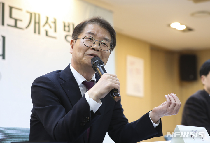 [서울=뉴시스] 김근수 기자 = 이정식 고용노동부 장관이 지난 2일 서울 중구 서울지방고용노동청에서 열린 불합리한 노동관행 법제도 개선 방향 기자간담회에서 질문에 답하고 있다. 2023.03.02. ks@newsis.com