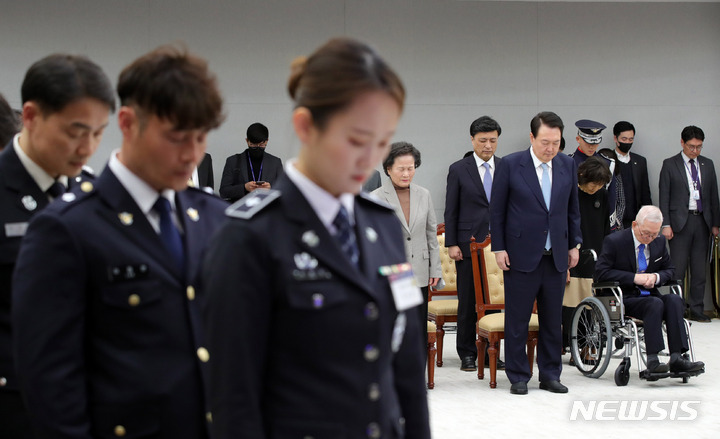 [서울=뉴시스] 홍효식 기자 = 윤석열 대통령이 2일 서울 용산 대통령실 청사에서 열린 국가보훈부 승격 및 재외동포청 신설 서명식에서 묵념하고 있다. 2023.03.02. yesphoto@newsis.com