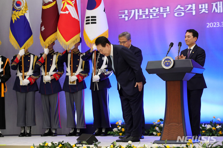 [서울=뉴시스] 홍효식 기자 = 윤석열 대통령이 2일 서울 용산 대통령실 청사에서 열린 국가보훈부 승격 및 재외동포청 신설 서명식에서 축사를 마친 후 참석자들을 향해 인사하고 있다. 2023.03.02. yesphoto@newsis.com