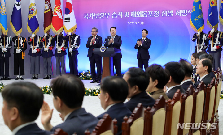 [서울=뉴시스] 홍효식 기자 = 윤석열 대통령이 2일 서울 용산 대통령실 청사에서 열린 국가보훈부 승격 및 재외동포청 신설 서명식에서 국가를 위해 희생하고 헌신한 분들에게 박수를 보내고 있다. 2023.03.02. yesphoto@newsis.com