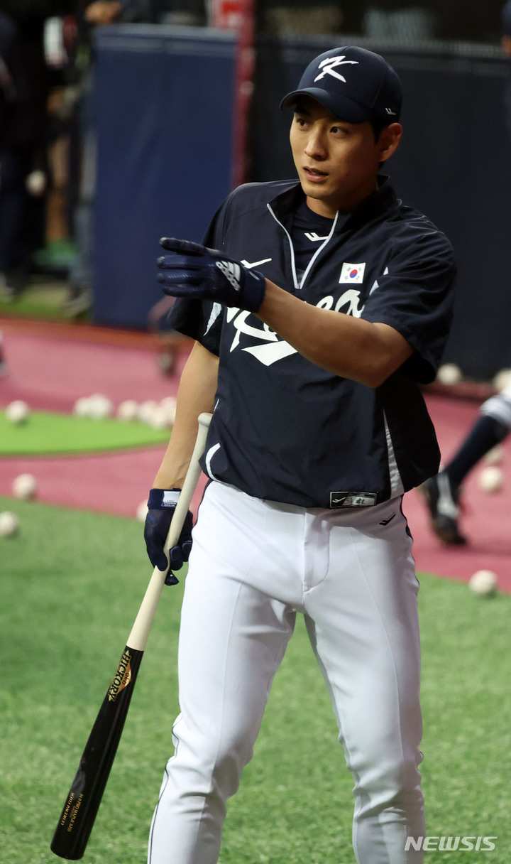 [서울=뉴시스] 김선웅 기자 = WBC에 출전하는 야구대표팀의 이정후가 2일 서울 구로구 고척스카이돔에서 훈련을 하고 있다. 2023.03.02. mangusta@newsis.com