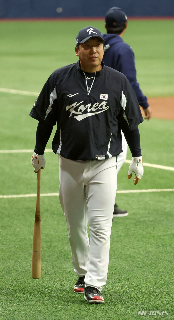 [서울=뉴시스] 김선웅 기자 = WBC에 출전하는 야구대표팀의 김현수가 2일 서울 구로구 고척스카이돔에서 열린 훈련에 참석하고 있다. 2023.03.02. mangusta@newsis.com