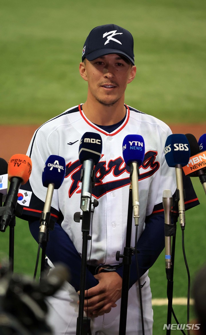 [서울=뉴시스] 김선웅 기자 = WBC에 출전하는 야구대표팀의 토미 현수 에드먼이 2일 서울 구로구 고척스카이돔에서 열린 훈련을 마친 후 취재진과 인터뷰를 하고 있다. 2023.03.02. mangusta@newsis.com