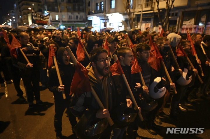 [테살로니키=AP/뉴시스] 지난 2일(현지시간) 그리스 북부 테살로니키에서 열차 충돌과 관련한 시위에 참석한 시민들이 구호를 외치고 있다. 시민들은 낡은 철도 시스템을 방치해 참사를 초래한 정부와 철도 회사를 규탄하는 시위를 벌였다. 2023.03.06.