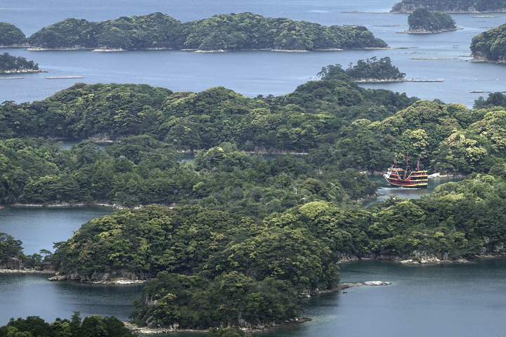 [사세보(일본 나가사키)=AP/뉴시스]지난해 5월6일 한 유람선이 일본 남서부 나가사키현 사세보에서 쿠주쿠시마 제도를 항해하고 있다. 일본어로 '아흔아홉 개의 섬'을 뜻하는 쿠주쿠시마 제도는 나가사키에서 가장 많은 관광객이 찾는 관광지 중 하나다. 2023.03.03 *재판매 및 DB 금지