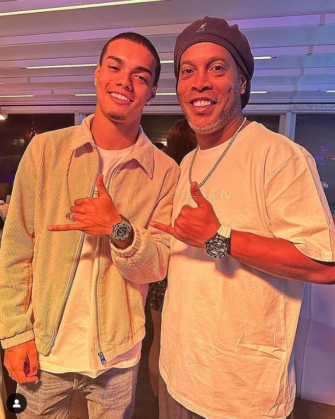 [서울=뉴시스]호나우지뉴와 아들. (사진=캡처=호나우지뉴 소셜미디어)