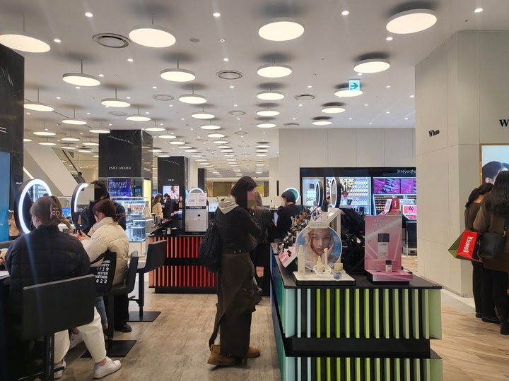 [서울=뉴시스] 박미선 기자 = 2일 서울 영등포구 여의도 더현대 서울에서 열린 '메가 코스메틱 페어' 현장에서 사람들이 화장품을 구매하고 있다. *재판매 및 DB 금지