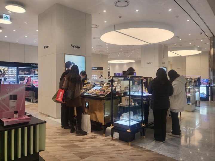 [서울=뉴시스] 박미선 기자 = 2일 서울 영등포구 여의도 더현대 서울에서 열린 '메가 코스메틱 페어' 현장에서 사람들이 화장품을 구매하고 있다. *재판매 및 DB 금지