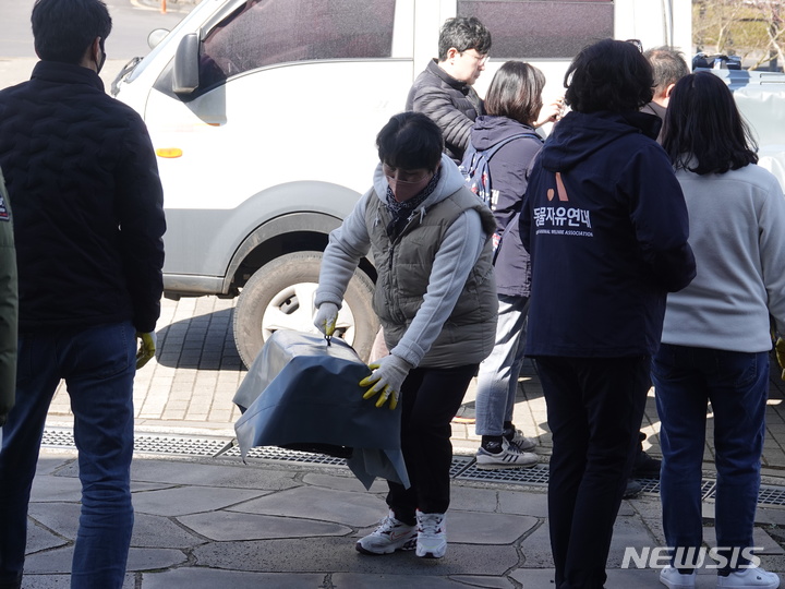 [제주=뉴시스] 오영재 기자 = 제주도 및 동물 보호단체 관계자들이 3일 오전 제주세계자연유산센터에서 포획된 마라도 고양이들을 옮기고 있다. 2023.03.03. oyj4343@newsis.com 