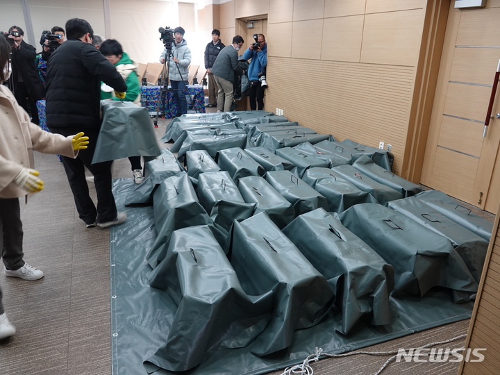 [제주=뉴시스] 오영재 기자 = 3일 오전 제주세계자연유산센터에서 마라도 포획 고양이들이 천막에 싸여 진료를 기다리고 있다. 2023.03.03. oyj4343@newsis.com